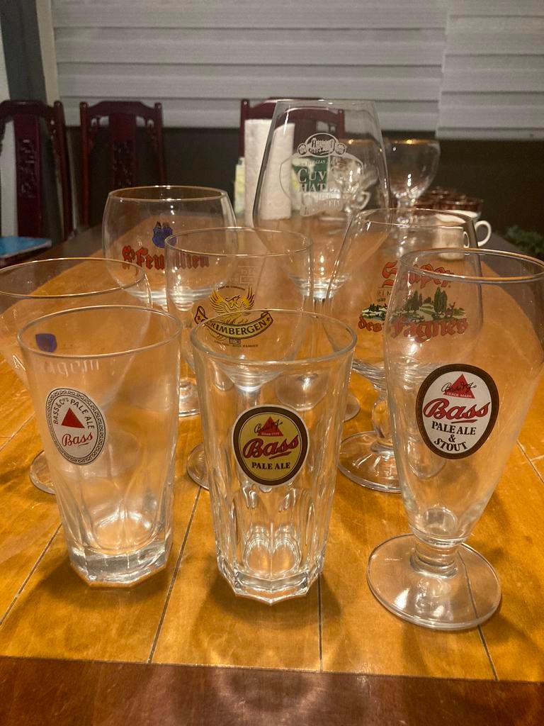 Lot de 8 verres à bière de collection