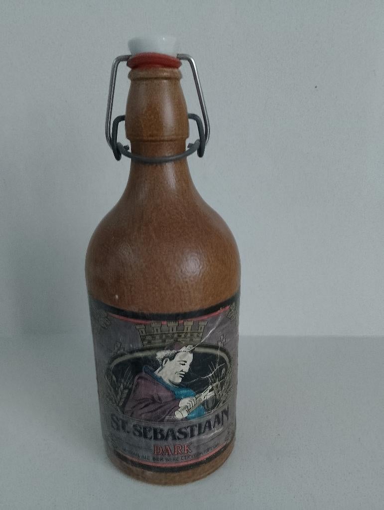 St. Sebastiaan Dark : stenen fles voor bier, Verzamelen, Retro, Huis en Inrichting, Ophalen of Verzenden