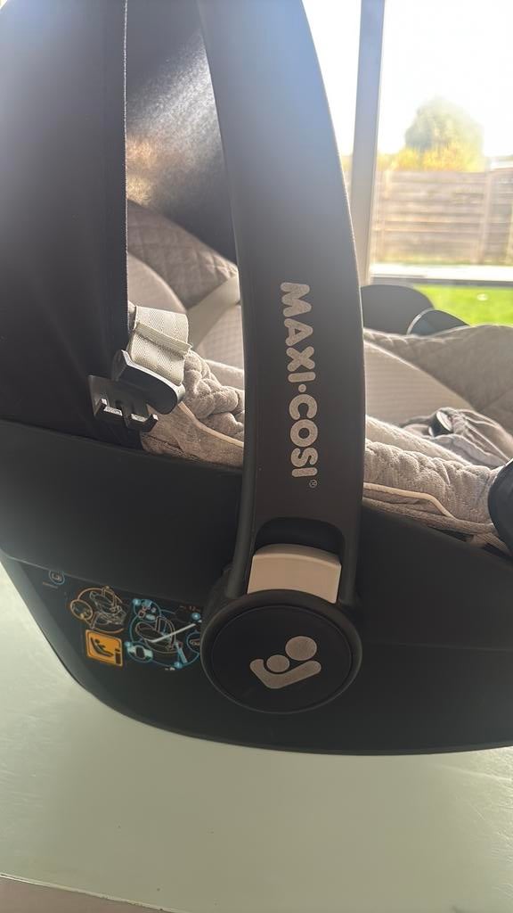 Maxi-cosi met bekleding van “First”1ste editie, Enlèvement, Comme neuf