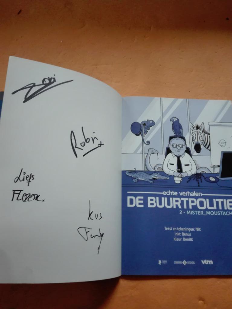 242) De buurtpolitie eerste 2 delen met handtekeningen, Eén stripboek, Ophalen of Verzenden, Gelezen