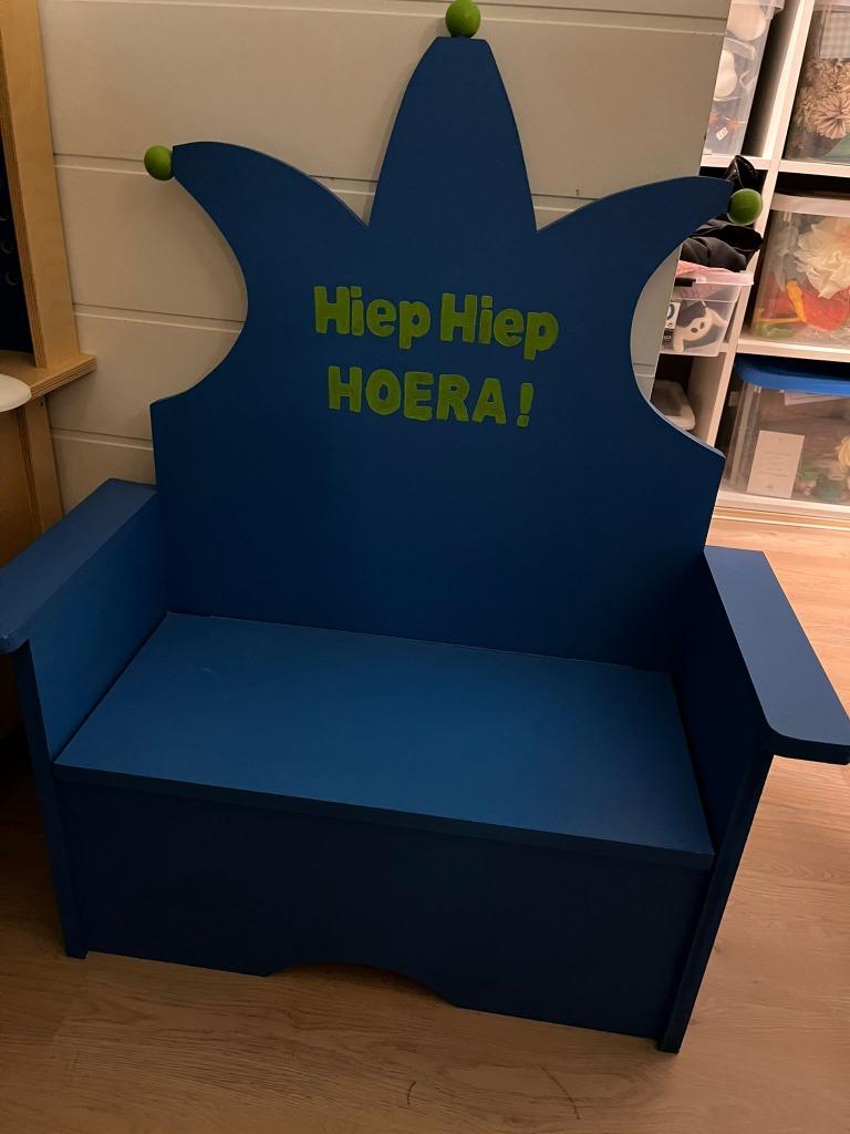 Speelgoed zitbank hiep hiep hoera, Ophalen, Zo goed als nieuw, Meubelstuk of Keukentje