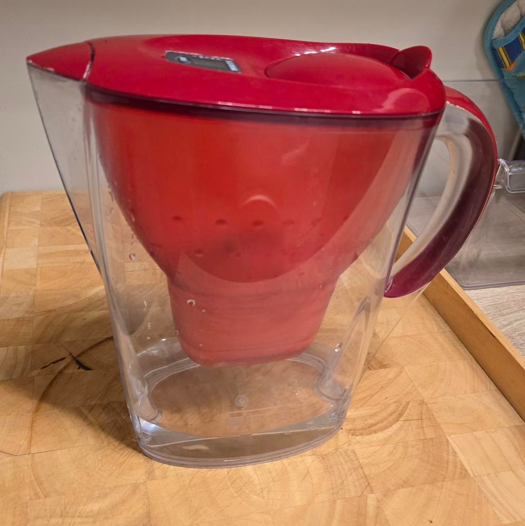 BRITA waterfilterkan Marella Cool red (2,4L), Ophalen of Verzenden, Gebruikt, Rood, Beker of Kan