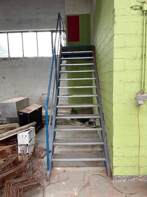 Industriële stalen trap met bordes, Doe-het-zelf en Bouw, Ladders en Trappen, Gebruikt, Trap, 2 tot 4 meter, Ophalen