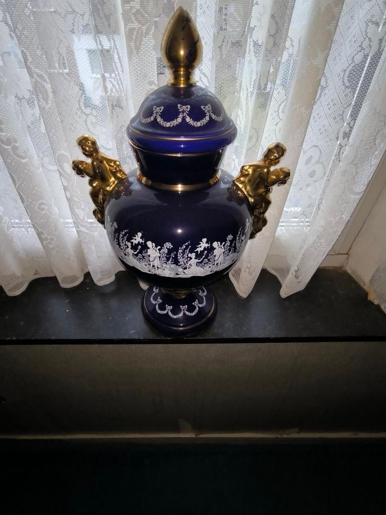 Vase décoratif bleu cobalt avec anses angelots dorés, Ophalen