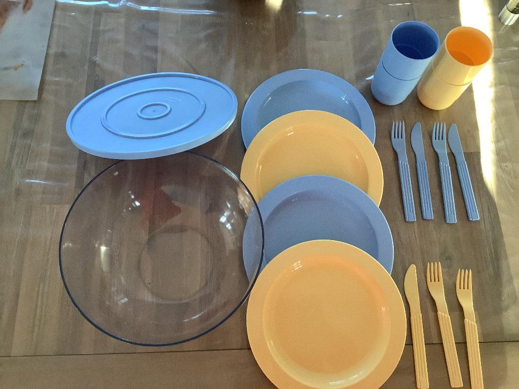 4assiettes,4gobelets,couverts,récipient couvercle Rubbermaid, Enlèvement ou Envoi, Comme neuf, Autres matériaux, Ensemble de couverts