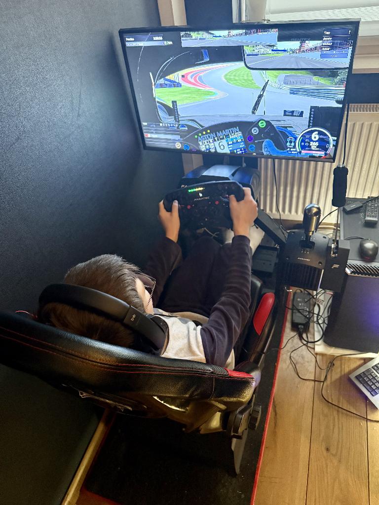 Simulateur automobile complet avec volant, pédales & écran, Réglable, Enlèvement, Utilisé, PC