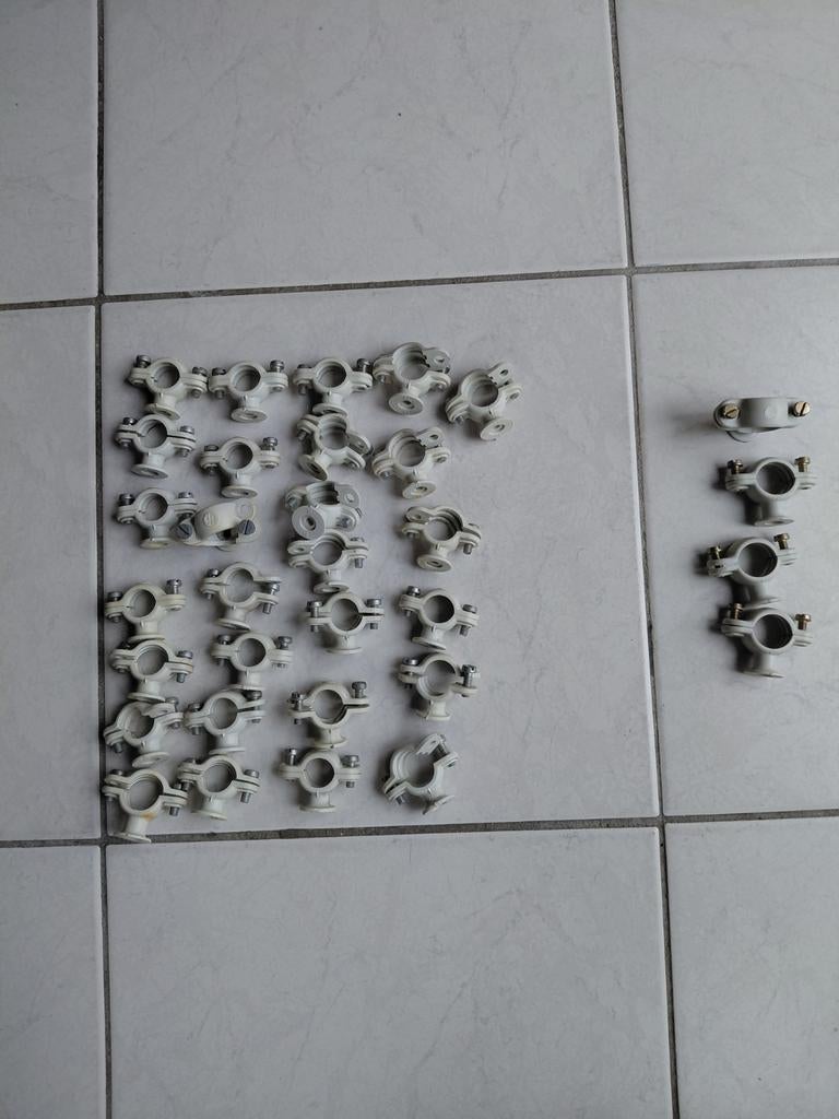 Lot pvc schroefbeugels. 16mm en 22mm., Enlèvement
