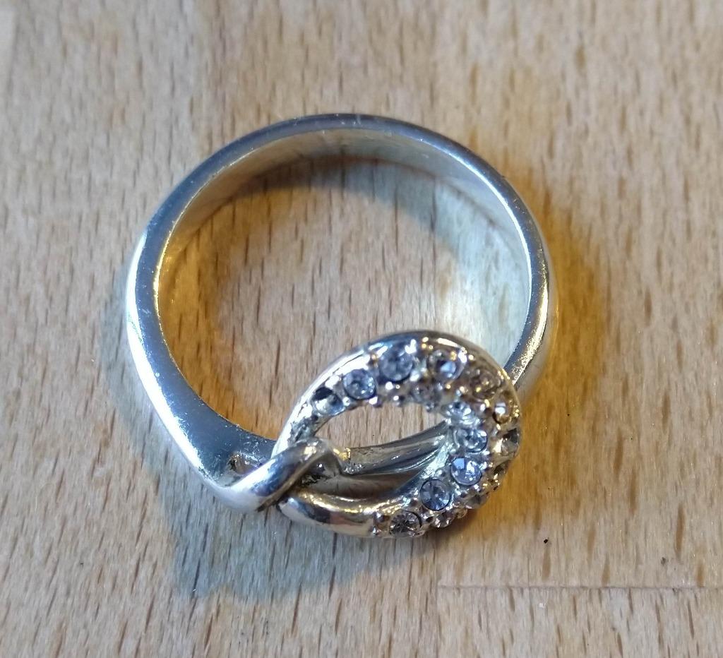Damesring in wit metaal met hangertje met glazen steentjes, Handtassen en Accessoires, Overige kleuren, Ophalen of Verzenden, Zo goed als nieuw