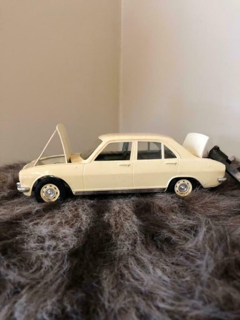 peugeot 504 par meccano - triang 1968 met radio in doos, Collections, Enlèvement, Comme neuf, Voitures