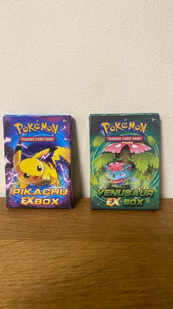 Paar dozen met Pokémon-kaarten nieuw in de doos