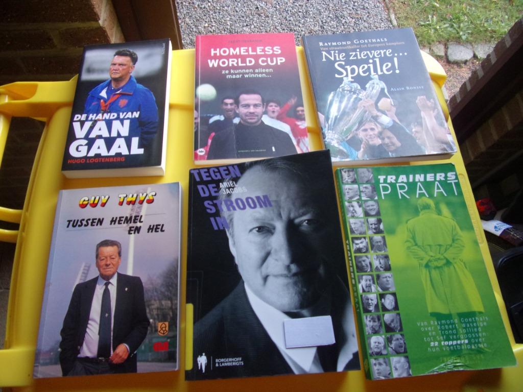 ZES  Boeken  NED/BELGISCHE voetbaltrainers, Livres, Enlèvement ou Envoi, Comme neuf