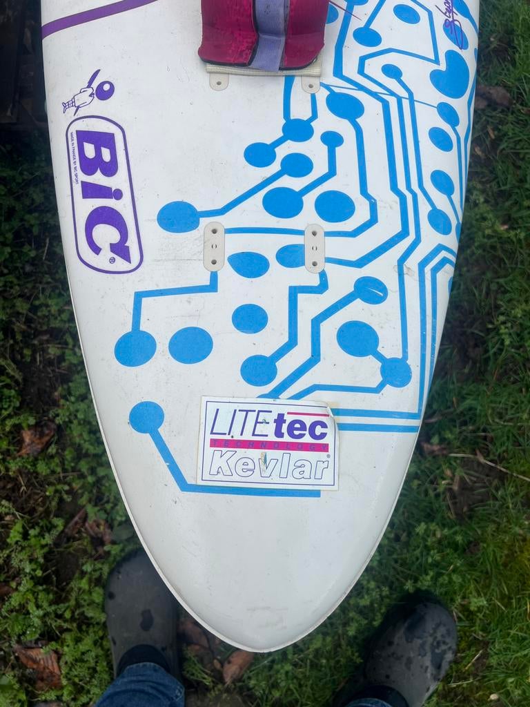 Surfplank BIC lite tec Kevlar, Watersport en Boten, Windsurfen, Ophalen, 300 cm of meer, Zo goed als nieuw, Met vin(nen)