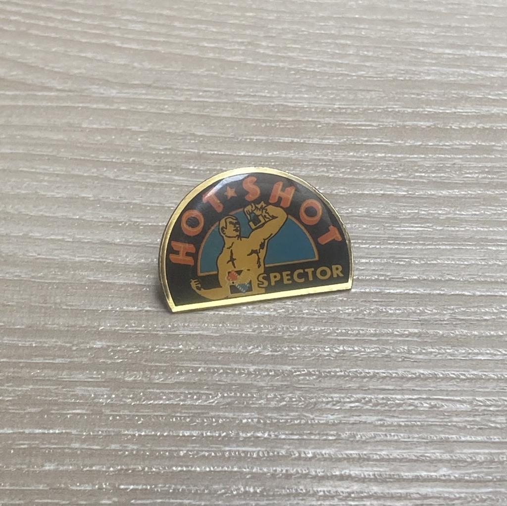 PIN - SPECTOR - HOT SHOT - FOTO - PHOTO - FOTOGRAFIE, Envoi, Utilisé, Marque, Insigne ou Pin's