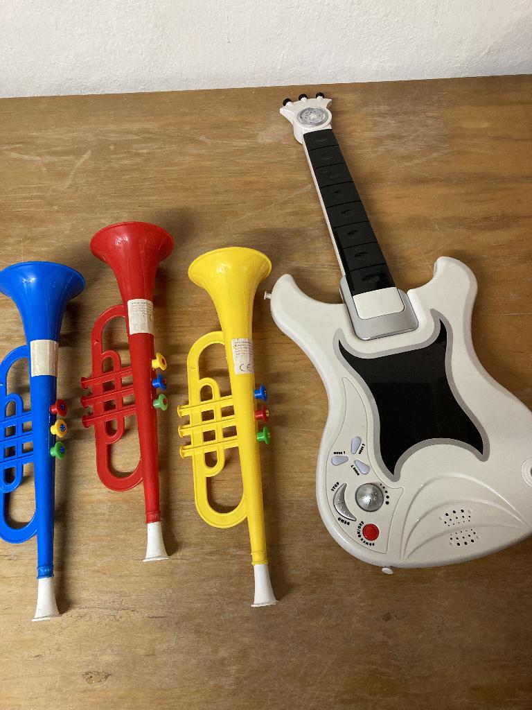 Gitaar en trompet speelgoed, Enlèvement, Utilisé, Autres types, Sonore