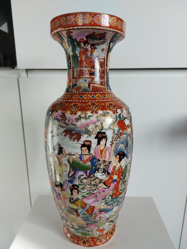 Vase en porcelaine chinoise aux décorations multicolores., Enlèvement