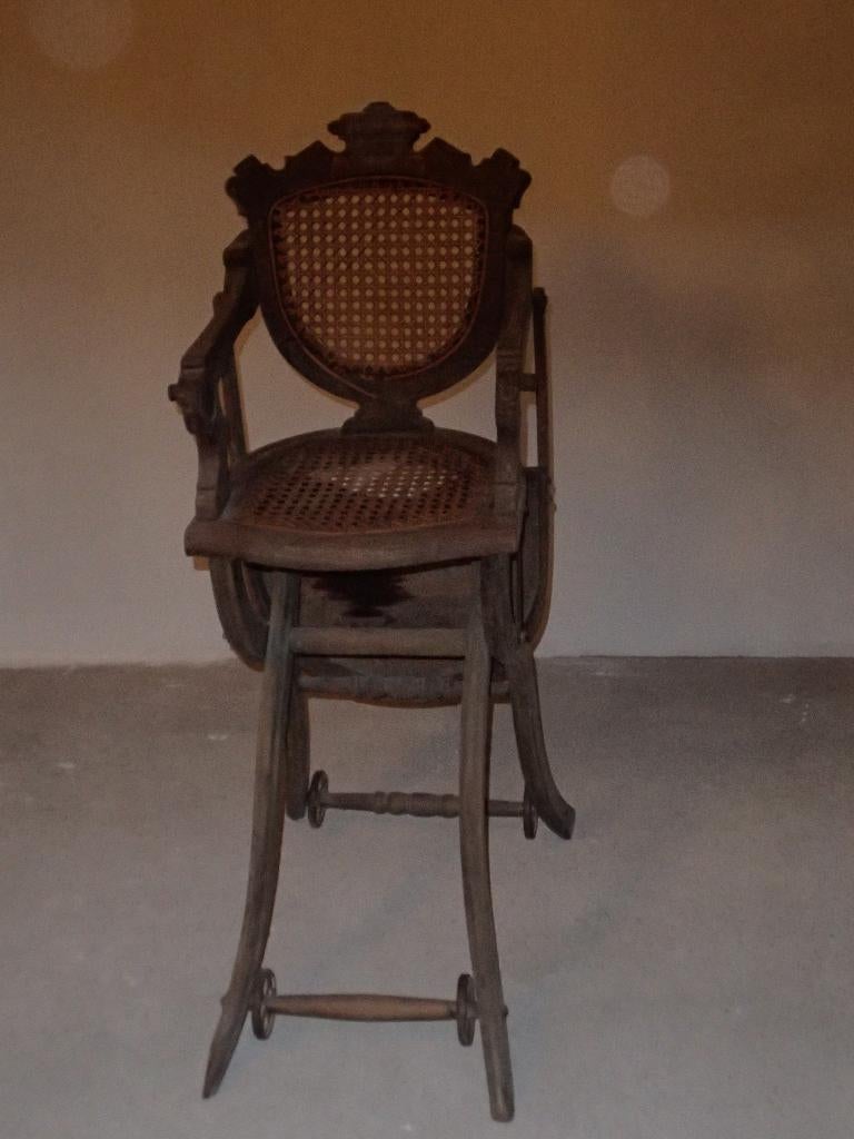 Chaise haute ancienne pour enfant, Enlèvement