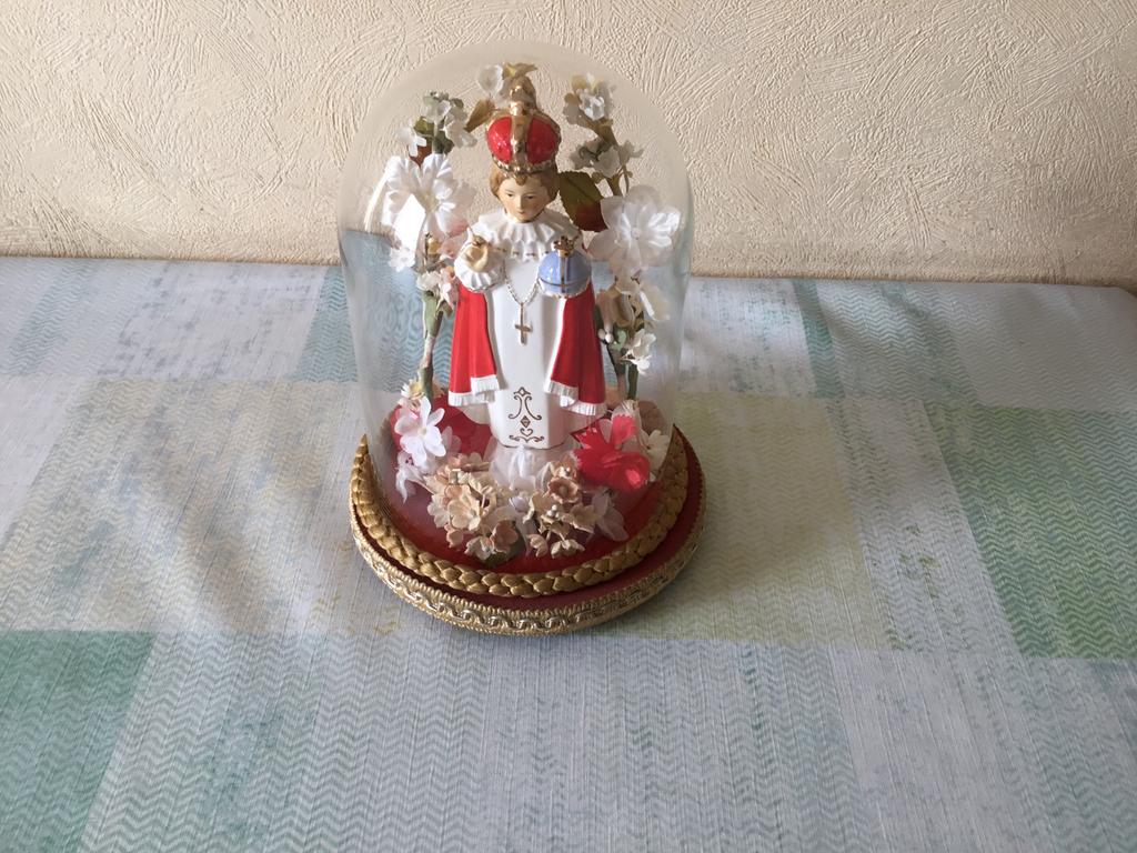 Kindje Jezus van Praag onder stolp, Ophalen