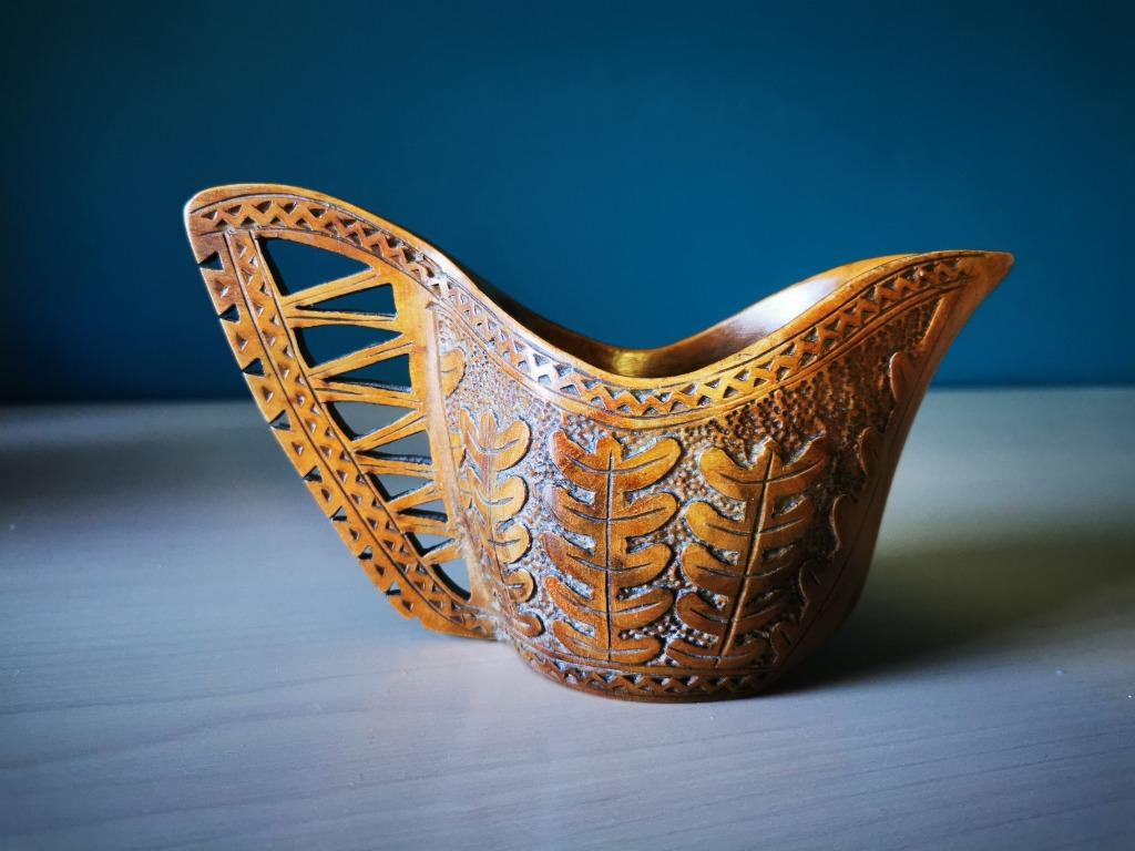 Handgesneden huwelijksbeker, Ophalen