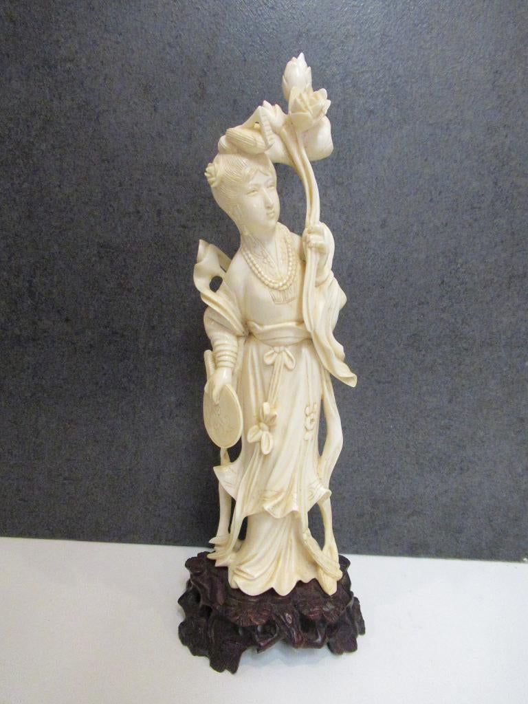 mooi beeldje ivoor chinees meisje met bloem op sokkel, Antiek en Kunst, Ophalen of Verzenden