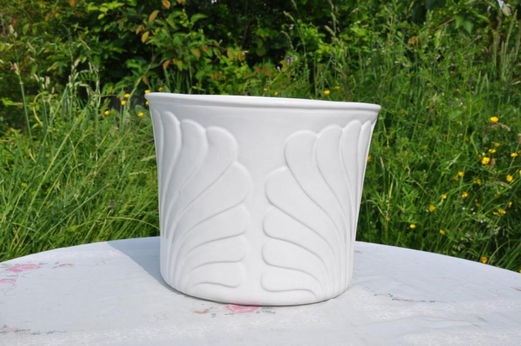 grand cache pot en faience blanche decor strille, Enlèvement ou Envoi, 25 à 40 cm, Rond, Comme neuf