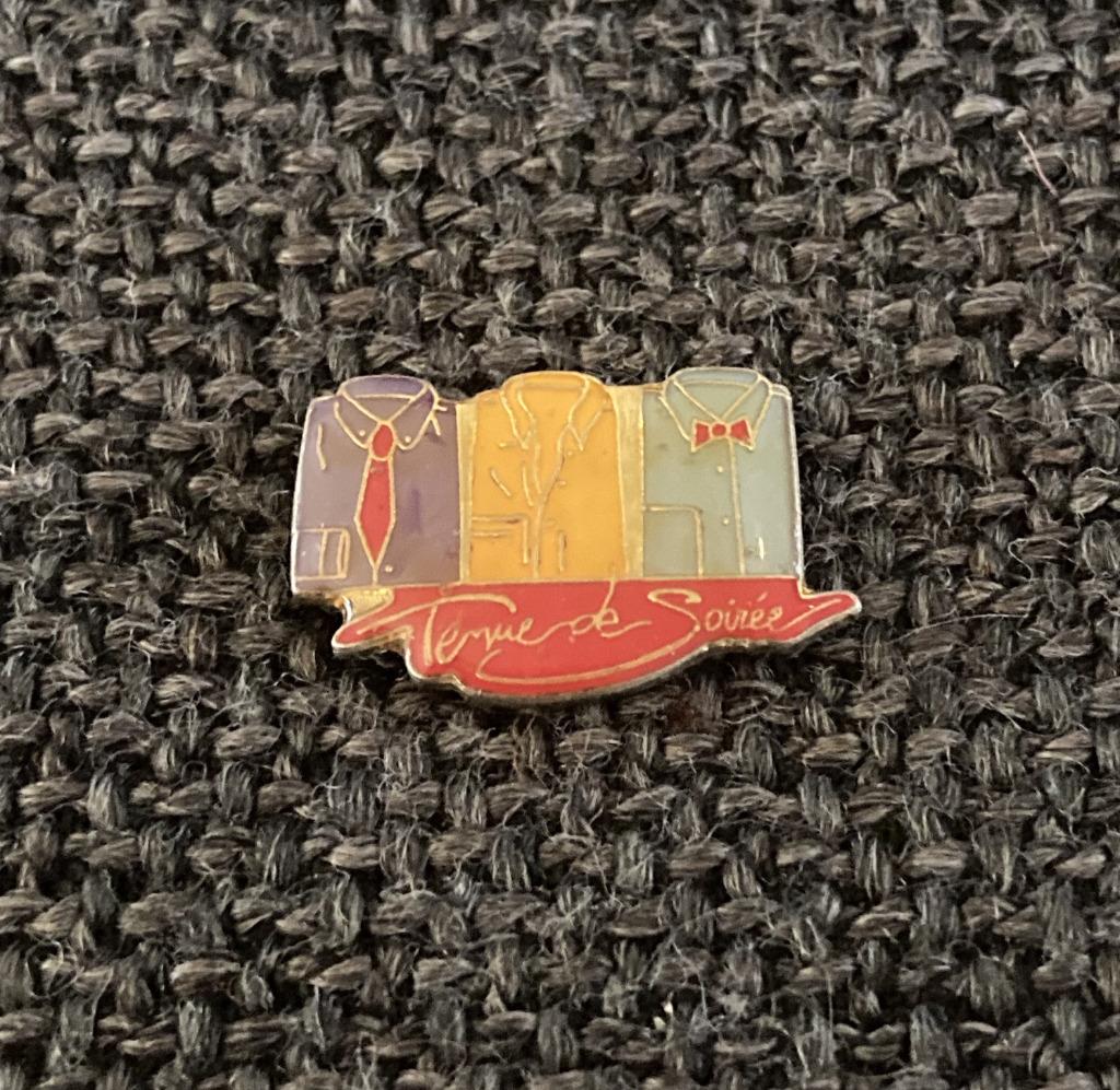 PIN - TENUE DE SOIRÉE, Envoi, Utilisé, Autres sujets/thèmes, Insigne ou Pin's