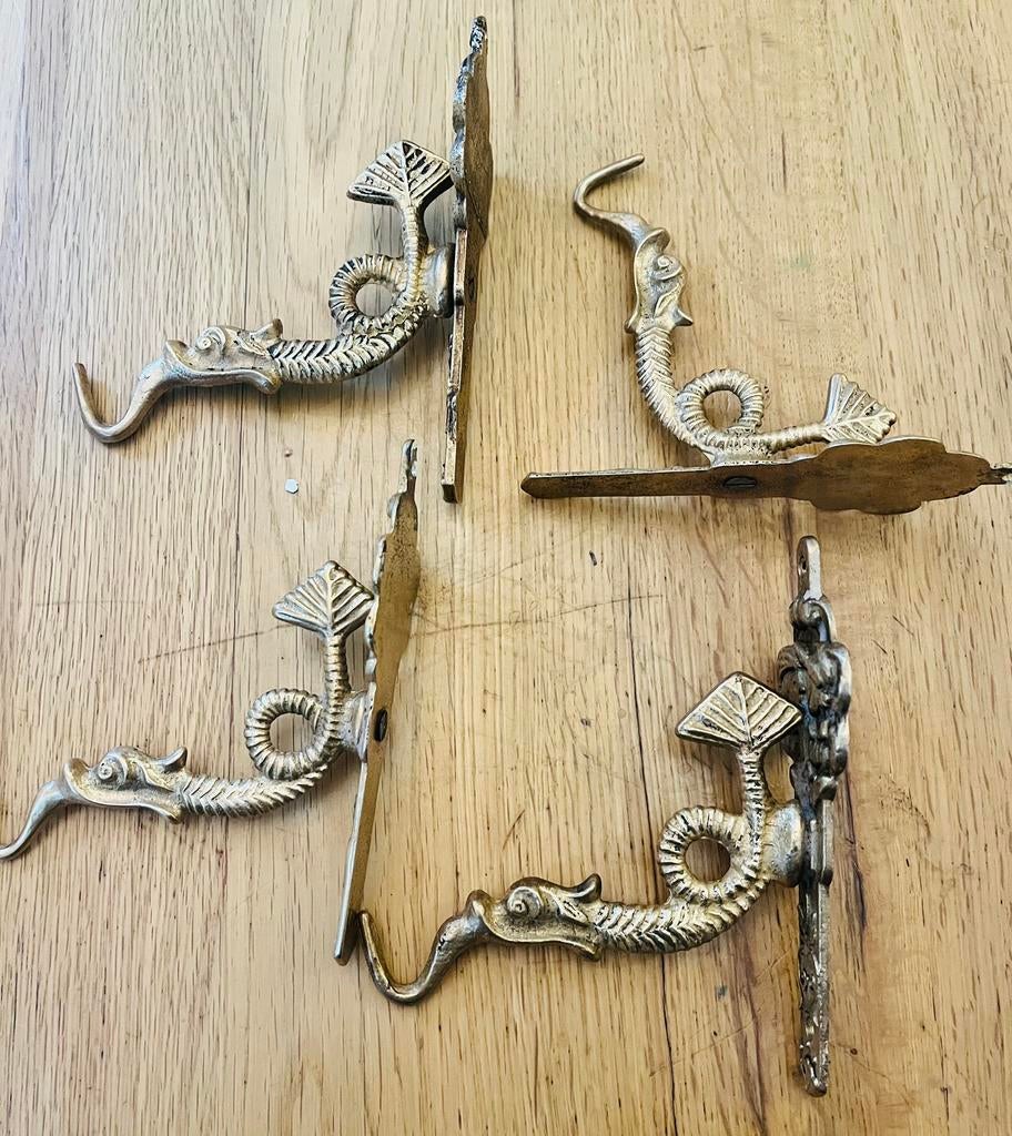 4 Antieke ornamenten, gebruikt om de embrassen aan te haken, Antiek en Kunst, Antiek | Meubels | Kasten, Ophalen
