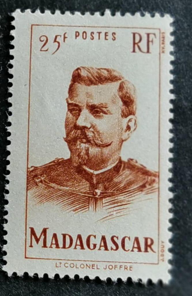 Madagascar 1946 -  Luitenant-kolonel Joffre *, Postzegels en Munten, Postzegels | Afrika, Ophalen of Verzenden, Overige landen