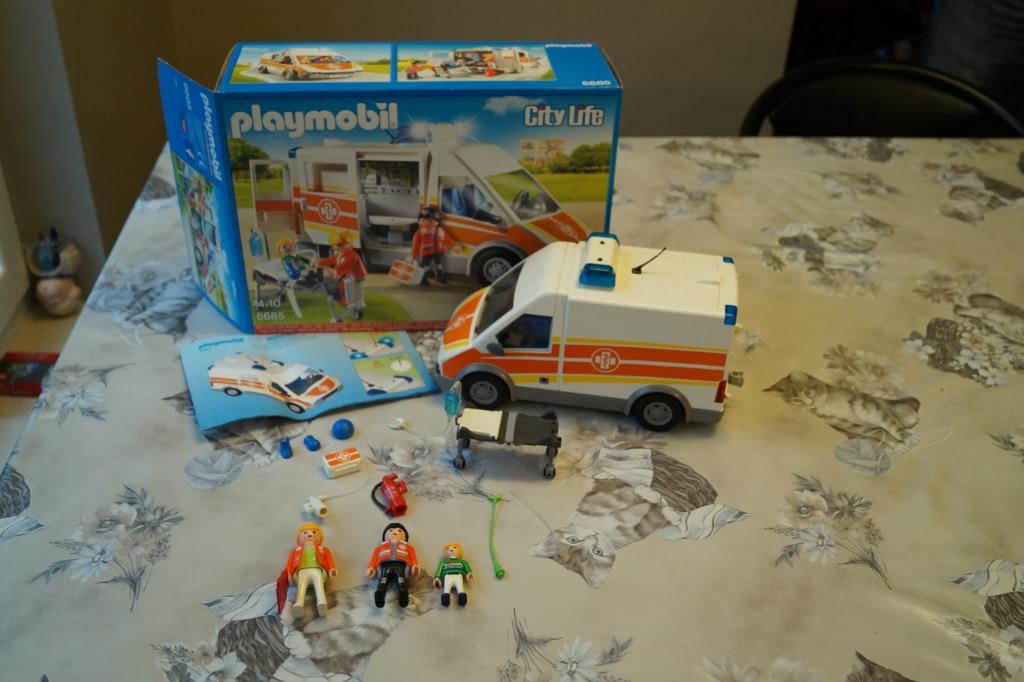 playmobil ziekenwagen met licht en geluid 6685, Kinderen en Baby's, Speelgoed | Playmobil, Ophalen of Verzenden, Zo goed als nieuw
