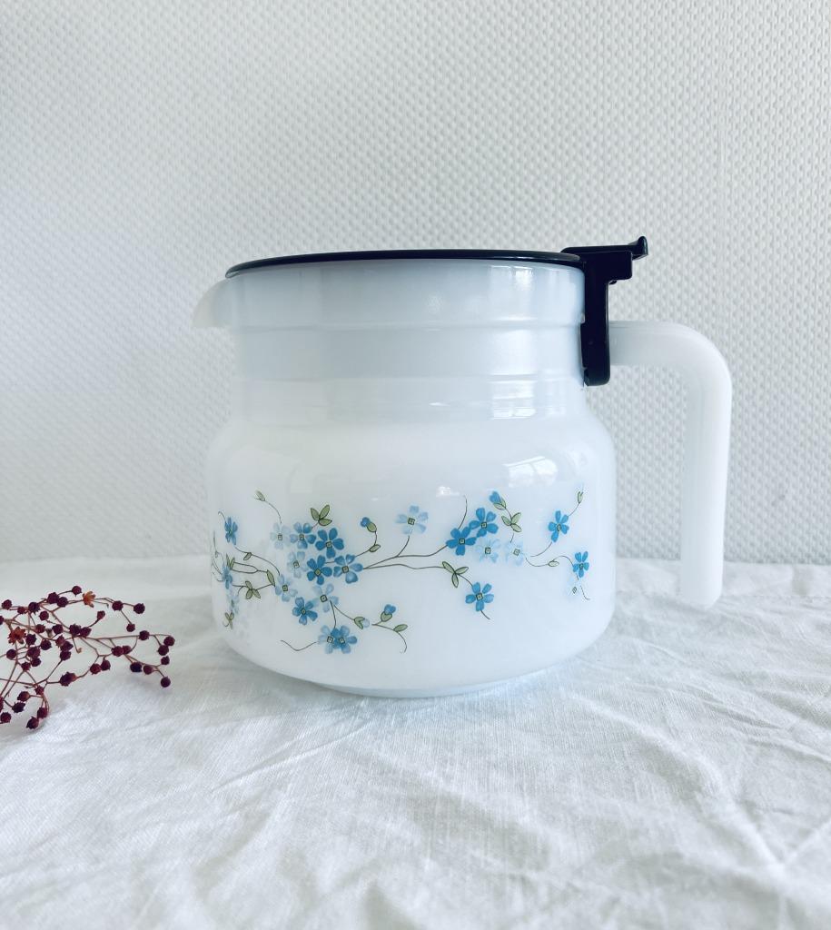 Cafetière / carafe verseuse Arcopal Myosotis, Antiquités & Art, Antiquités | Services (vaisselle) pièces, Enlèvement ou Envoi