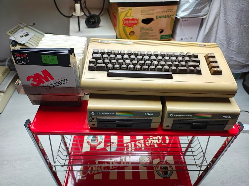 Commodore 64 + 2 lecteurs de disquettes vintage, Informatique & Logiciels, Enlèvement