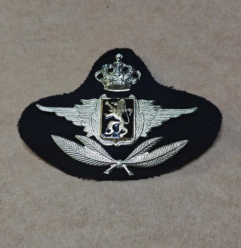 Kepie-badge Belgische luchtmacht Zilverkleurig onderofficier, Ophalen of Verzenden, Luchtmacht, Embleem of Badge