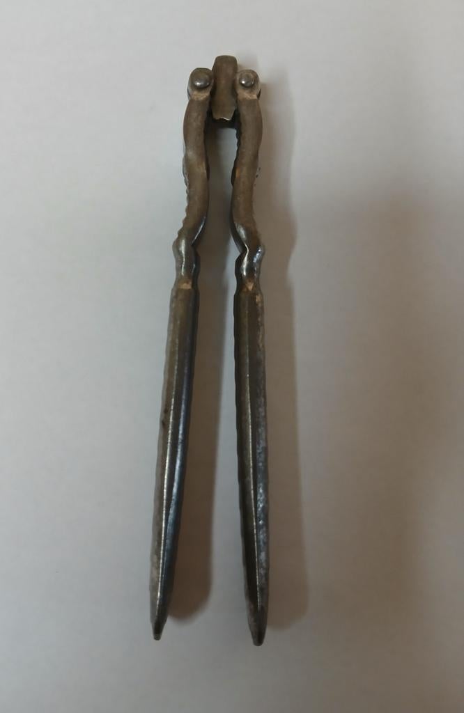 Casse-noix ancien vintage en métal travaillé, Envoi