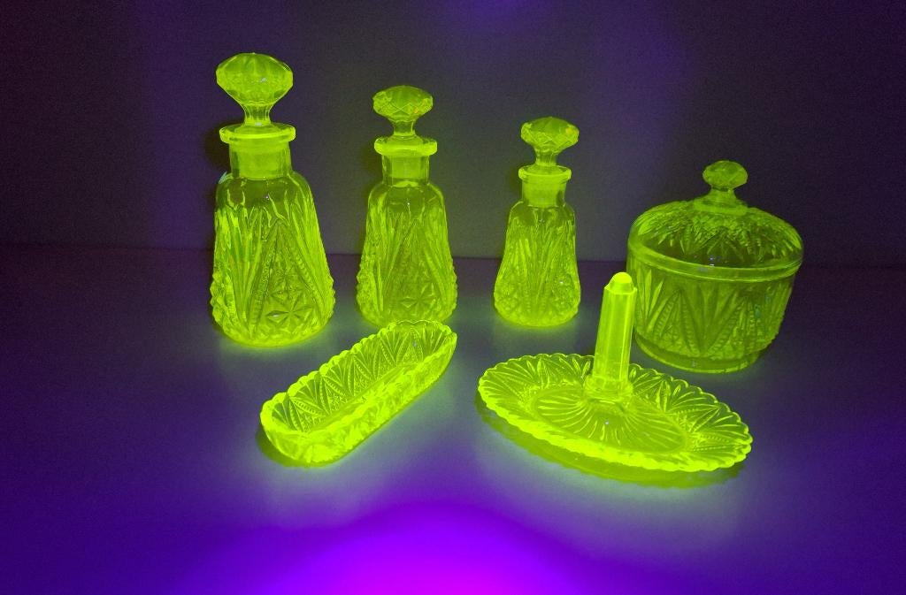kaptafel set in uranium glas, Enlèvement ou Envoi