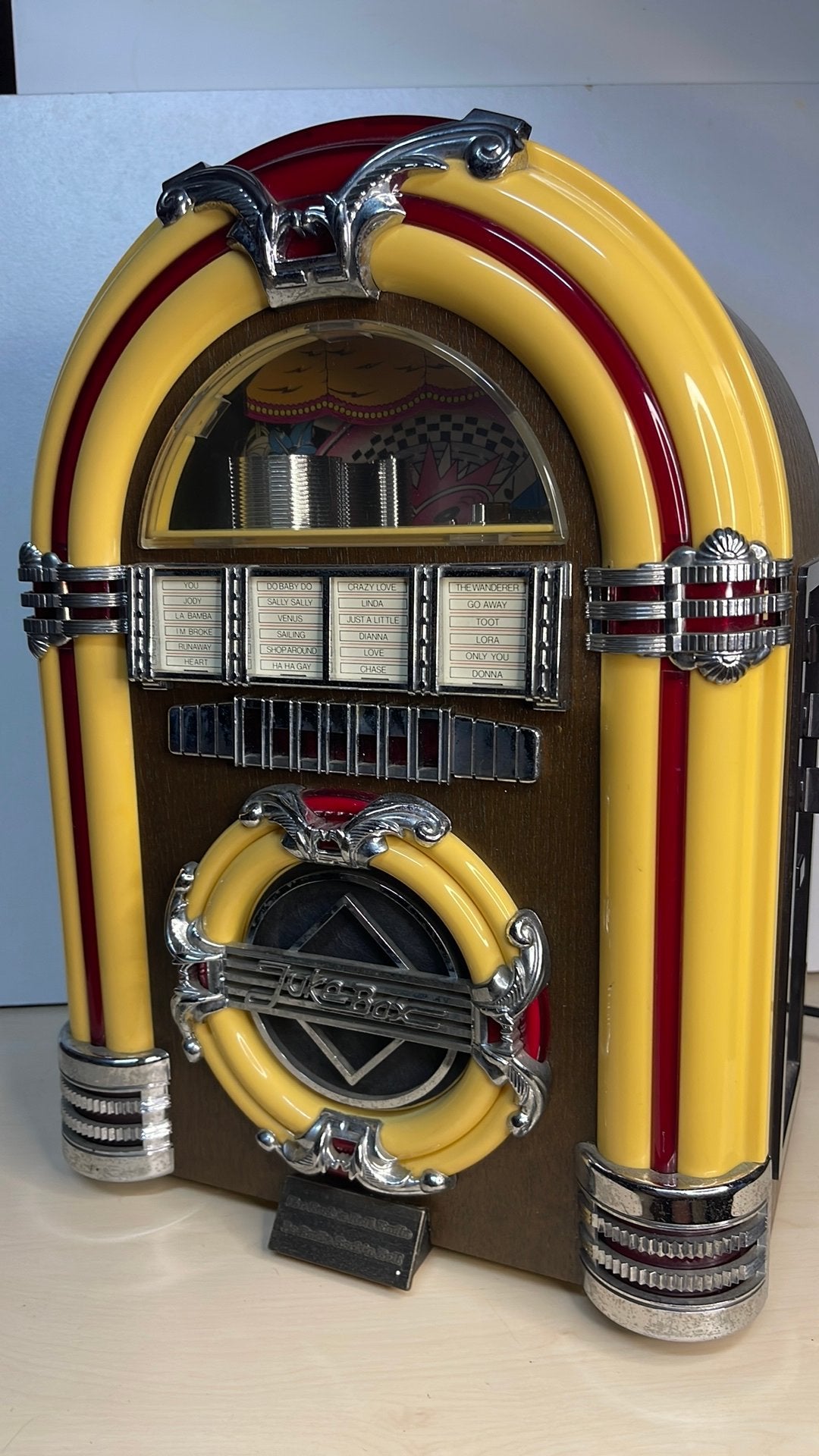 Kleine jukebox met radio fm en cassette, Ophalen, Gebruikt