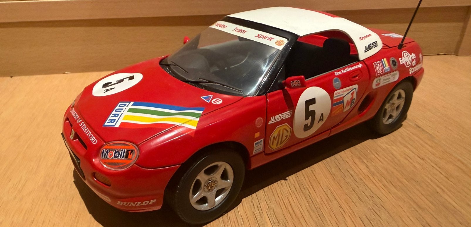 MGF 1/18 in trophy cup uitvoering, Ophalen of Verzenden, Zo goed als nieuw