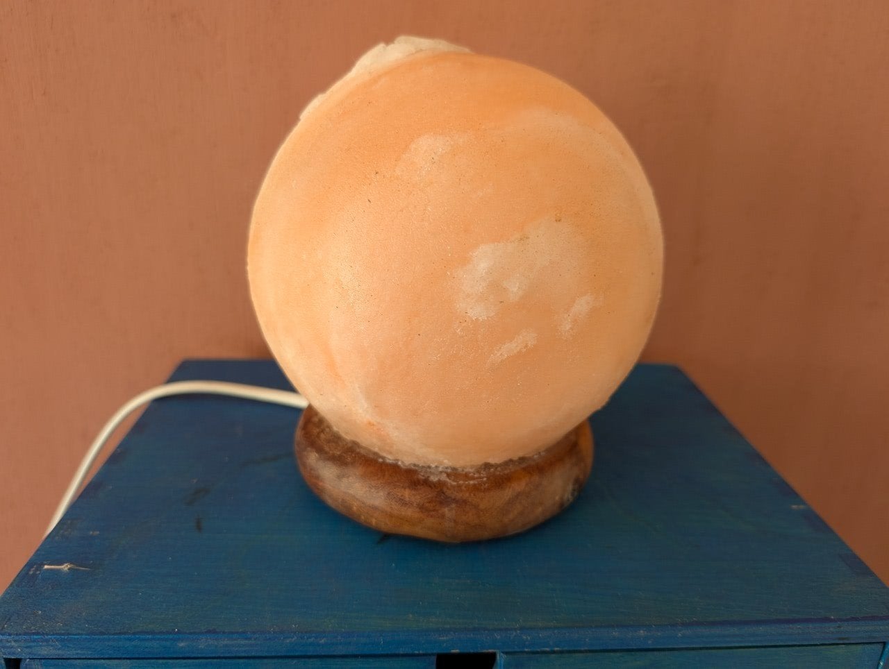 Lampe en sel de l'Himalaya sphérique / Globe sur socle en bo, Maison & Meubles, Bois, Moins de 50 cm, Enlèvement, Utilisé