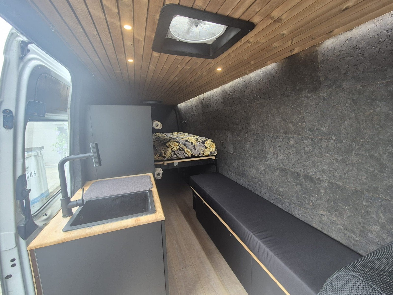Deze mercedes is omgebouwd om of grid te camperen.

Met een, Caravanes & Camping