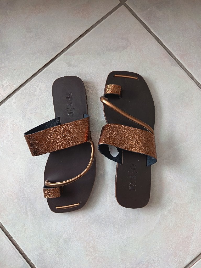 Nieuwe bronzen teenslippers van 38, Ophalen of Verzenden, Nieuw, Sandalen of Muiltjes