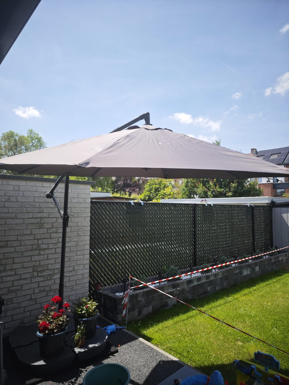 Zweefparasol  Ø300 cm Donkergrijs +  inclusief  parasolvoet, Tuin en Terras, Ophalen, Zo goed als nieuw