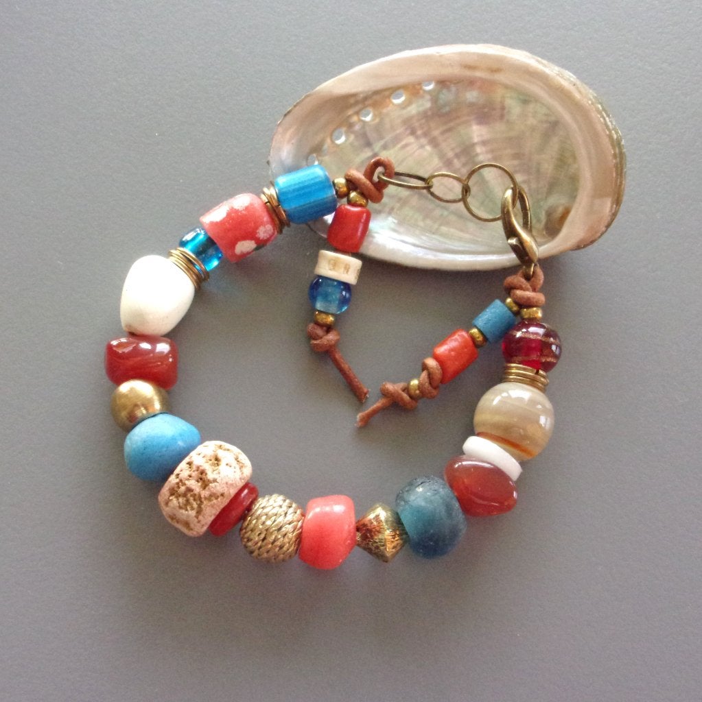 Lederen damesarmband met Afrikaanse ruilkralen en agaat, Handtassen en Accessoires, Met bedels of kralen, Nieuw, Leer, Ophalen of Verzenden
