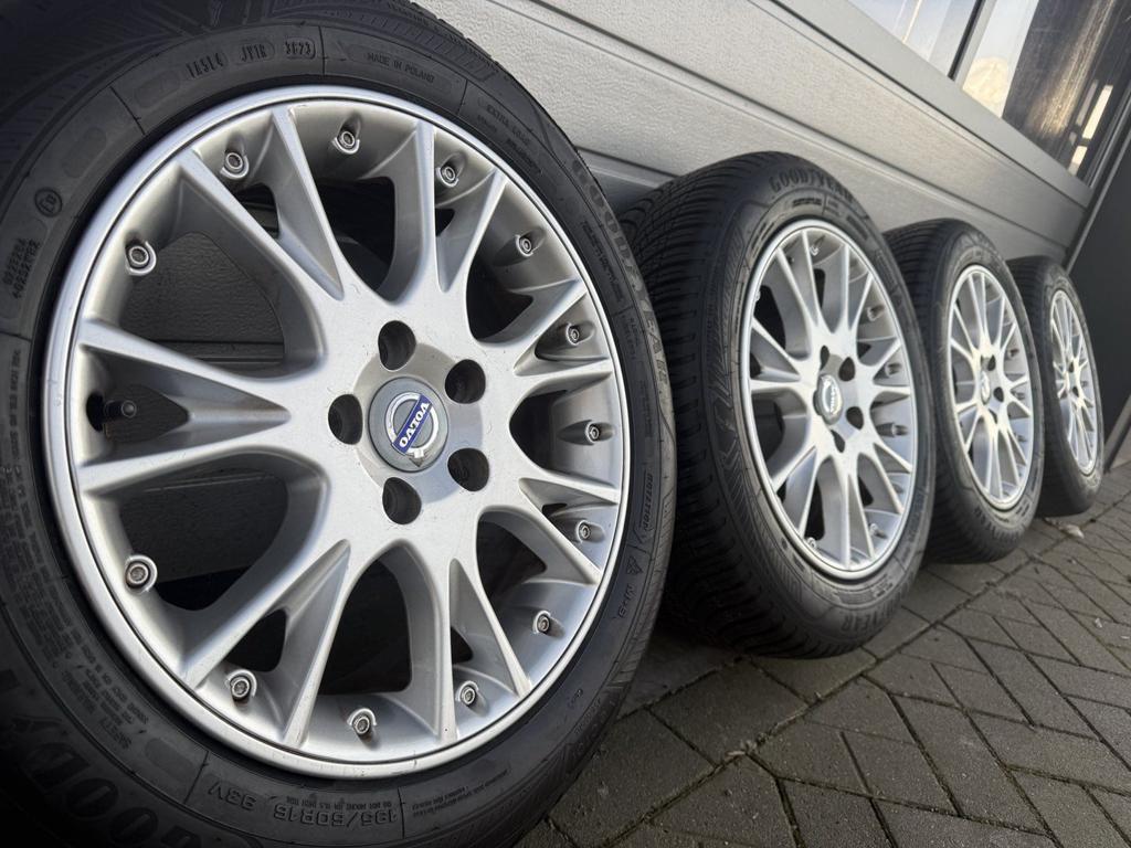 16 inch Volvo S60 V70 S70 C70 S80 velgen 4 seizoenen banden, Auto-onderdelen, Gebruikt, -, Banden en Velgen, Ophalen of Verzenden