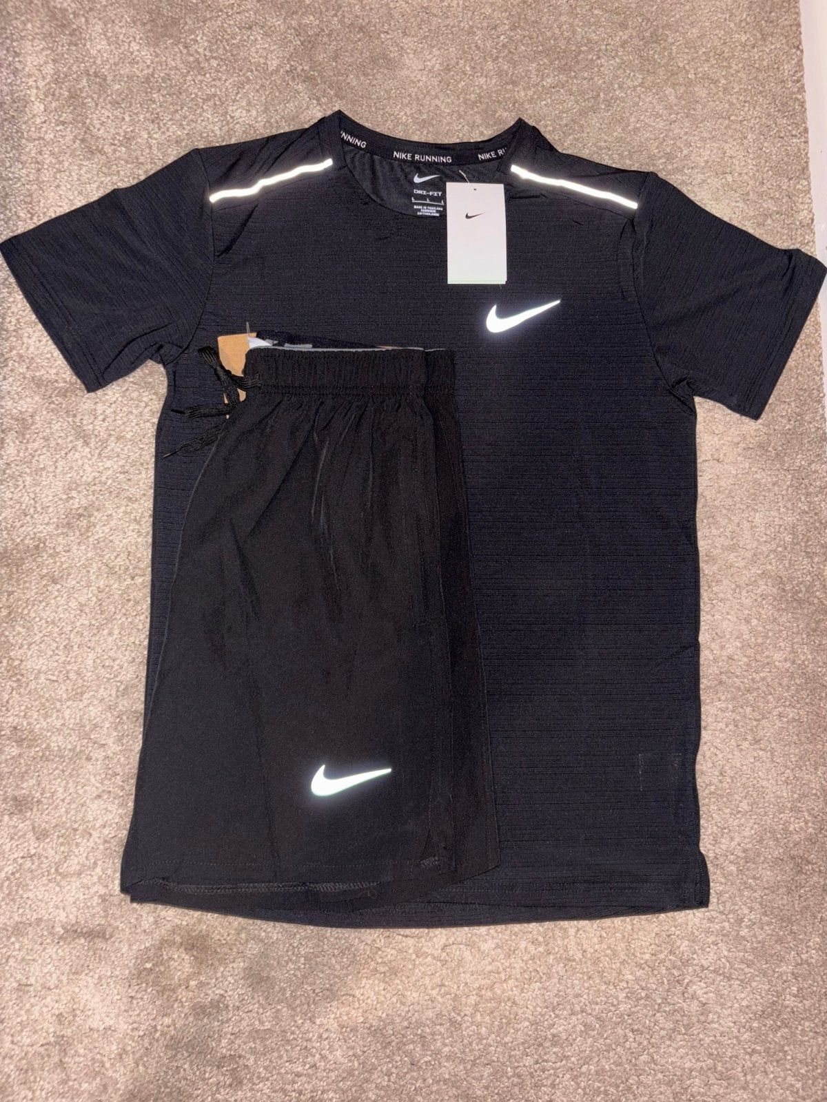 Nike ensemble, Kleding | Heren, T-shirts, Ophalen of Verzenden, Zo goed als nieuw