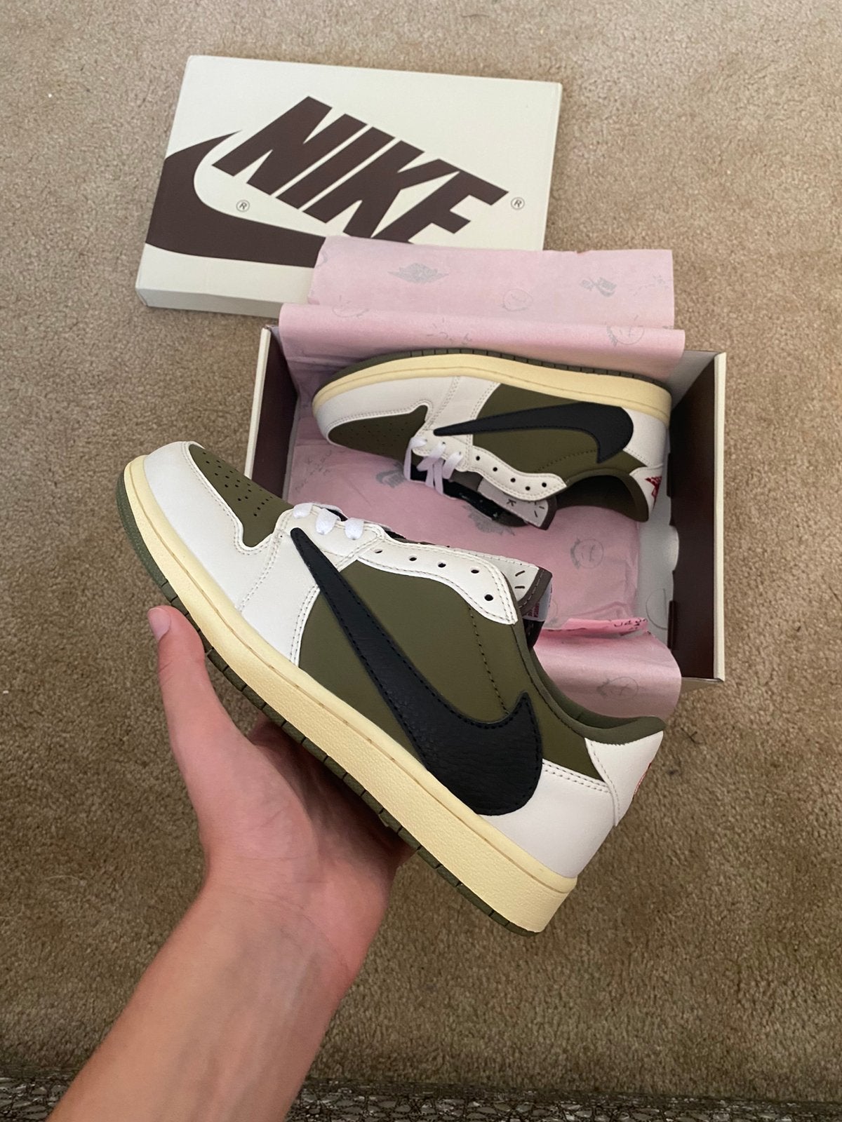 Nike Air Jordan 1 Low x Travis Scott Olive – Maat 42, Kleding | Heren, Ophalen of Verzenden, Zo goed als nieuw, Blauw, Sneakers