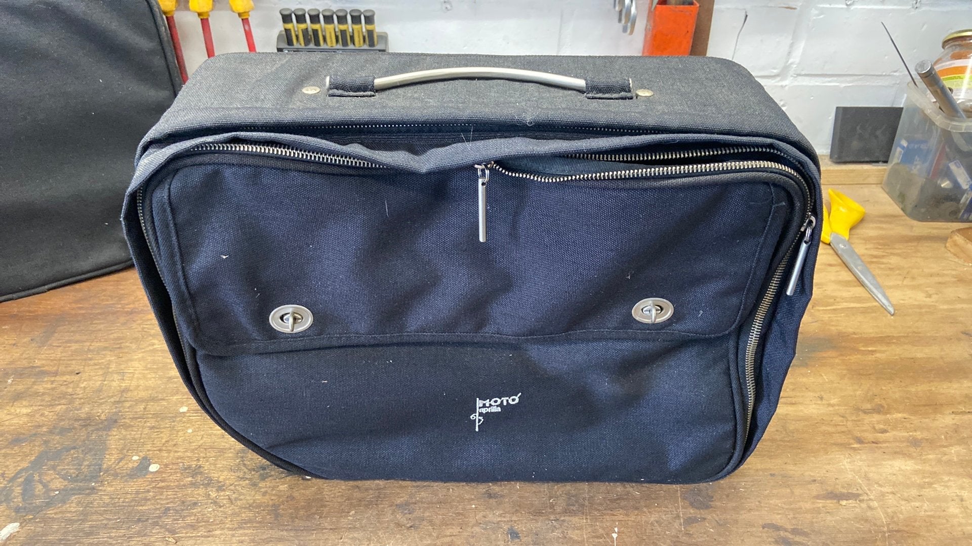 Aprilia Moto 6.5 Starck zijtas links, Ophalen