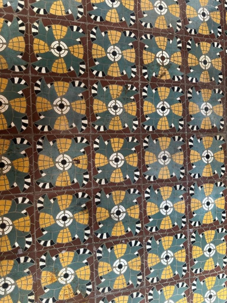 Antieke cementtegel met geometrisch patroon, Ophalen