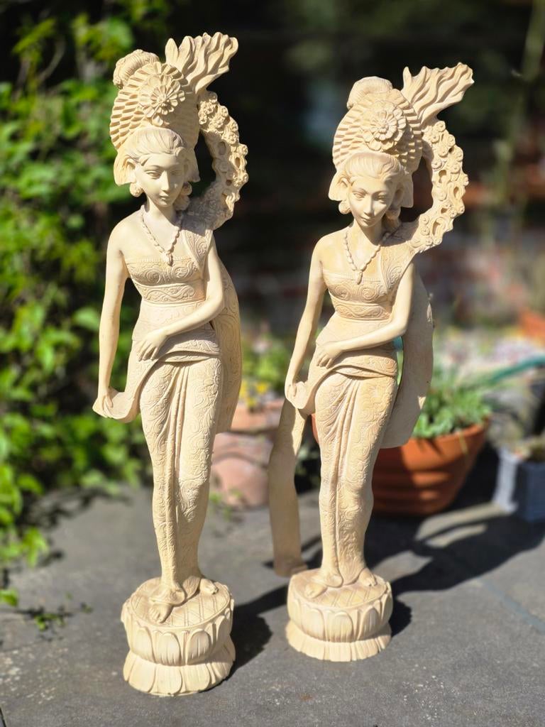 2 Vintage beelden in ivoirine Balinese danseressen, Antiek en Kunst, Ophalen, Klassiek, Kunststof, Beeld