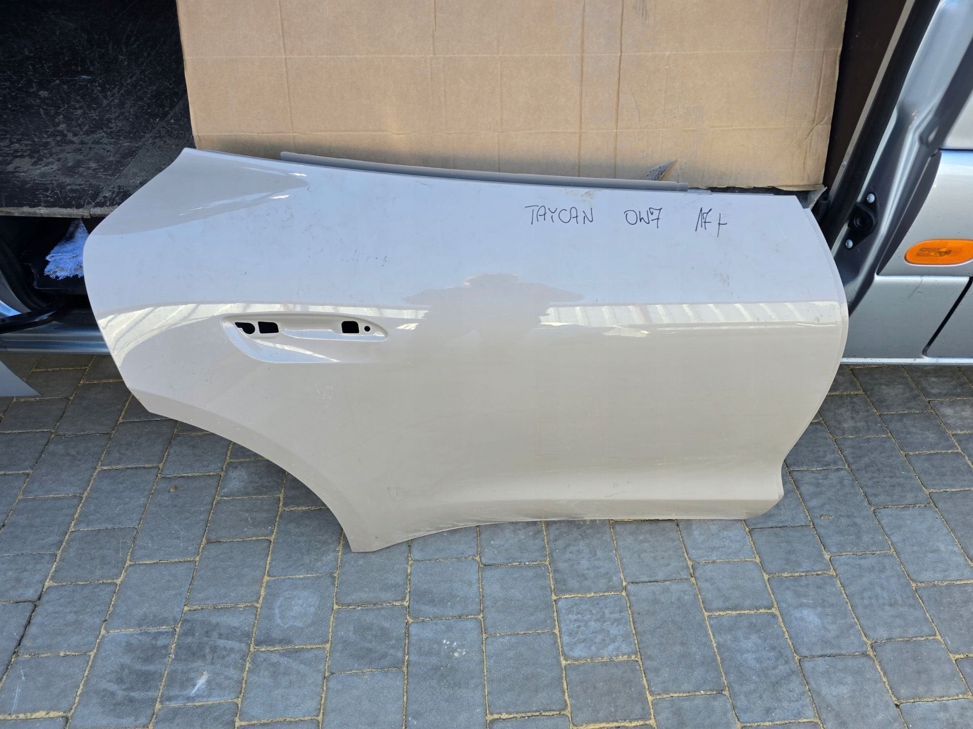 Porsche Taycan Portier Rechts, Gebruikt, Deur, Porscheplatz 1
70435  Stuttgart, DE, Porsche