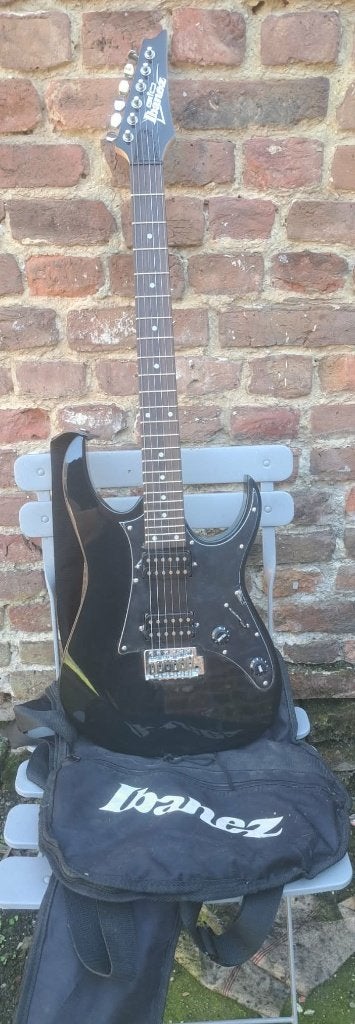Guitare électrique pour débutant - 150 €, Ibanez, Enlèvement, Solid body, Avec ampli