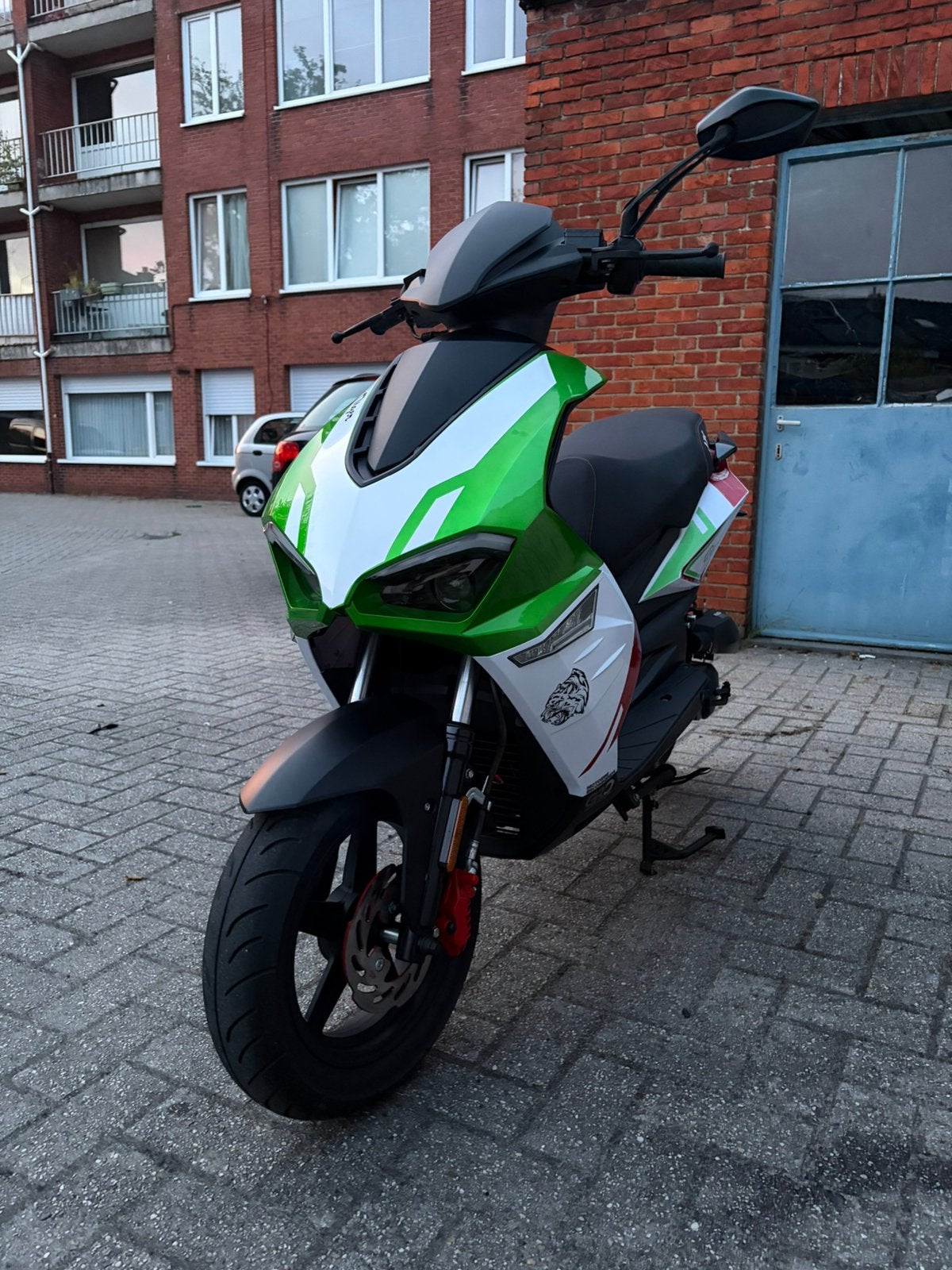 B klasse scooter met papieren van 2024 Euro5 injectie 2240km, Fietsen en Brommers, Scooters | Overige merken, Zo goed als nieuw