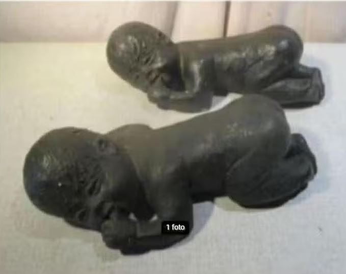 2 mooie Beelden - Slapende Babys in aardewerk - 31x17x10, Ophalen of Verzenden, Zo goed als nieuw, Mens